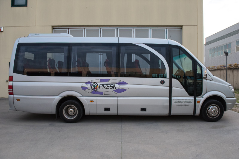 A picture of this transfer company's vehicle