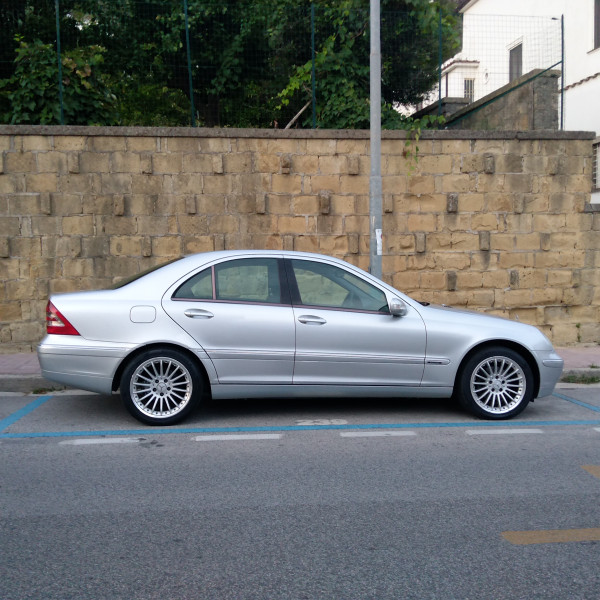 A picture of this transfer company's vehicle