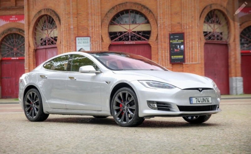 A picture of this transfer company's vehicle