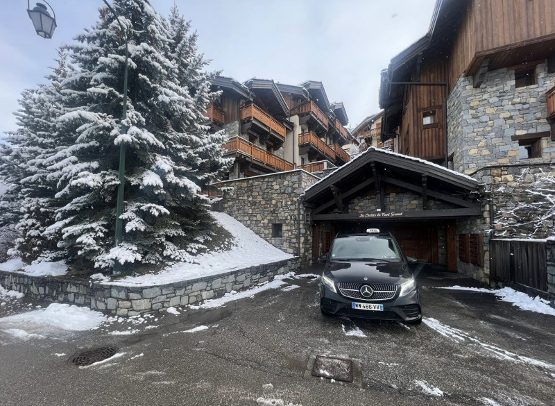 A picture of this transfer company's vehicle