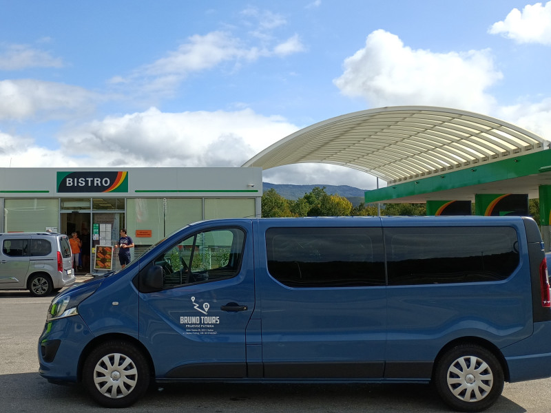 A picture of this transfer company's vehicle