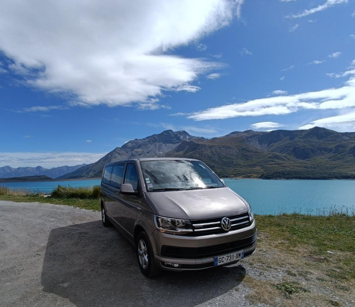 A picture of this transfer company's vehicle