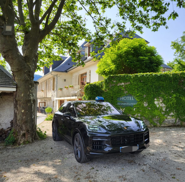 A picture of this transfer company's vehicle