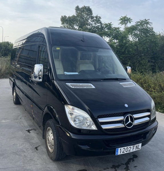 A picture of this transfer company's vehicle