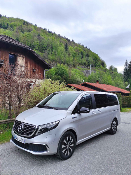 A picture of this transfer company's vehicle