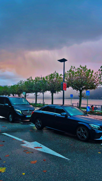 A picture of this transfer company's vehicle