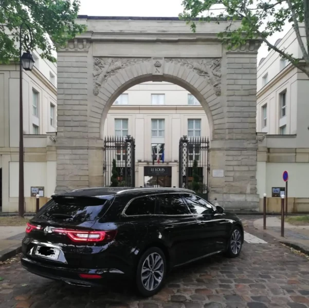 A picture of this transfer company's vehicle