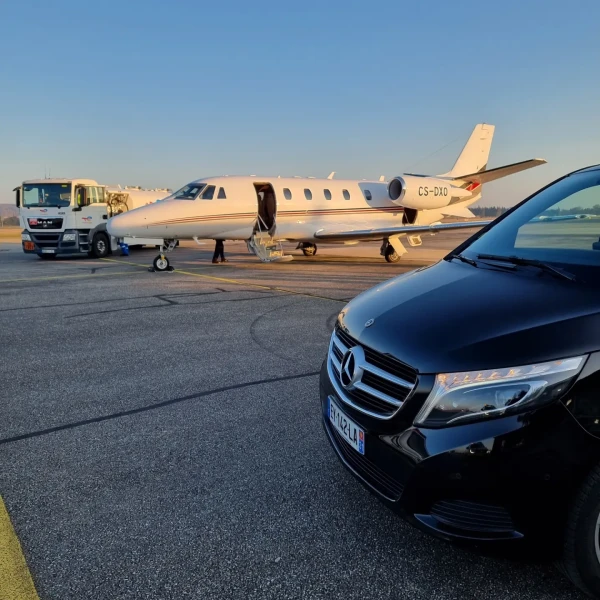 A picture of this transfer company's vehicle